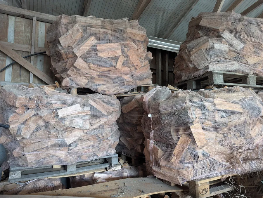 Fleire pallar med ved